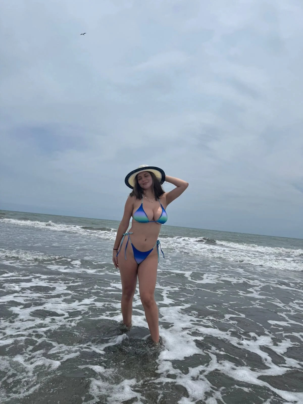 alicee-1, photograph published on her own streaming profile